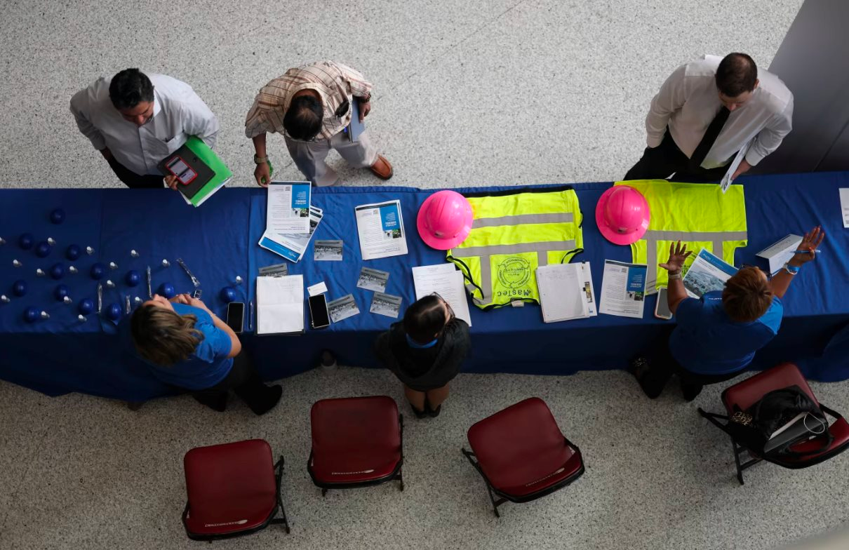 Kinh tế Mỹ bất ngờ 'mất' 32.000 việc làm chỉ trong 1 tháng: Mối lo ngại của Fed ngày càng phình to, khả năng tiếp tục hạ lãi suất lại tăng- Ảnh 1.