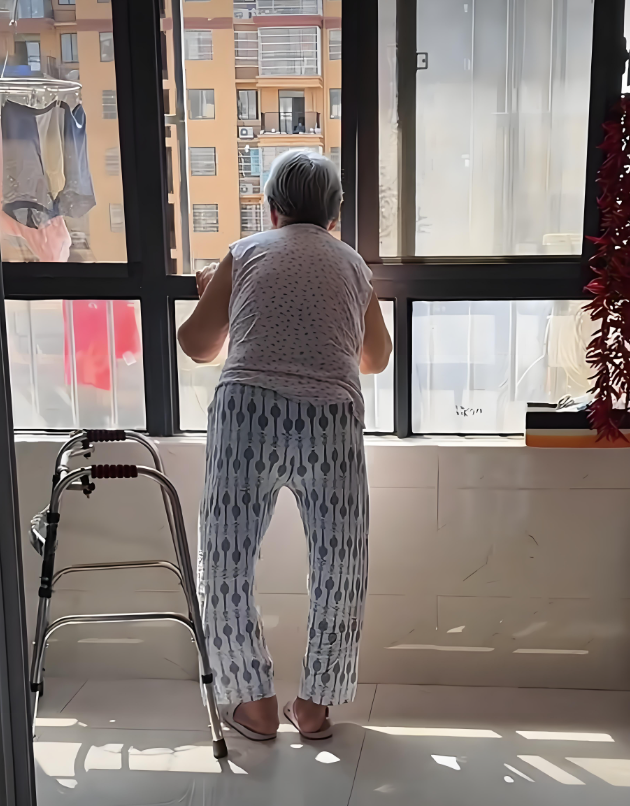 Một kiểu "BẤT HIẾU" mới âm thầm xuất hiện - Con cái coi cha mẹ như bảo mẫu miễn phí, cha mẹ thì cười: "Chuyện nên làm mà..."- Ảnh 1.