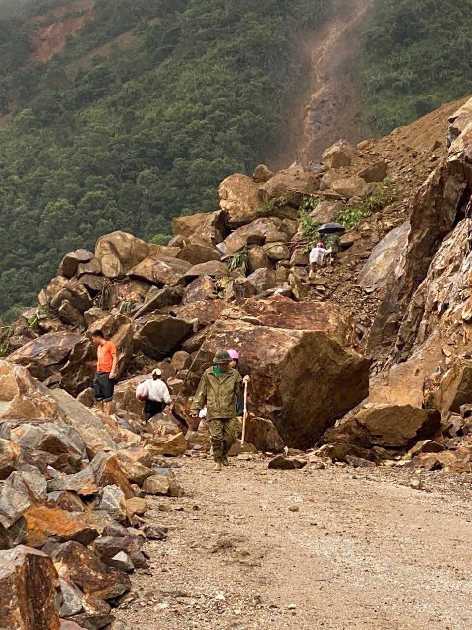 Đã tìm thấy chiếc xe bán tải mất tích, hi vọng một phép màu với 3 nạn nhân bên trong- Ảnh 8.