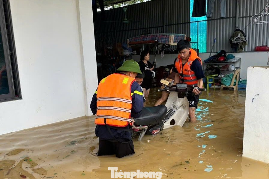 Xúc động hình ảnh lính cứu hỏa chợp mắt sau nhiều giờ dầm mình cứu trợ vùng lũ- Ảnh 4.