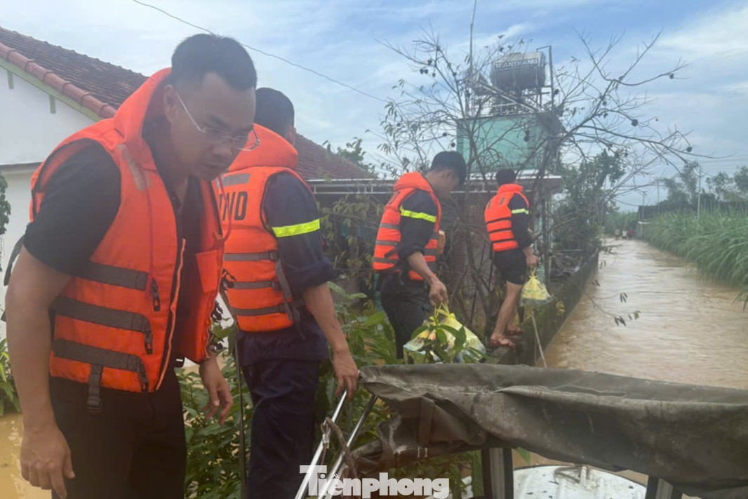 Xúc động hình ảnh lính cứu hỏa chợp mắt sau nhiều giờ dầm mình cứu trợ vùng lũ- Ảnh 8.
