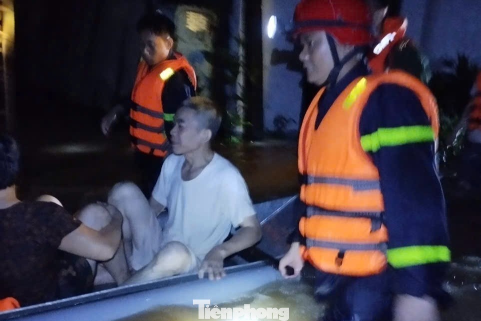 Xúc động hình ảnh lính cứu hỏa chợp mắt sau nhiều giờ dầm mình cứu trợ vùng lũ- Ảnh 11.
