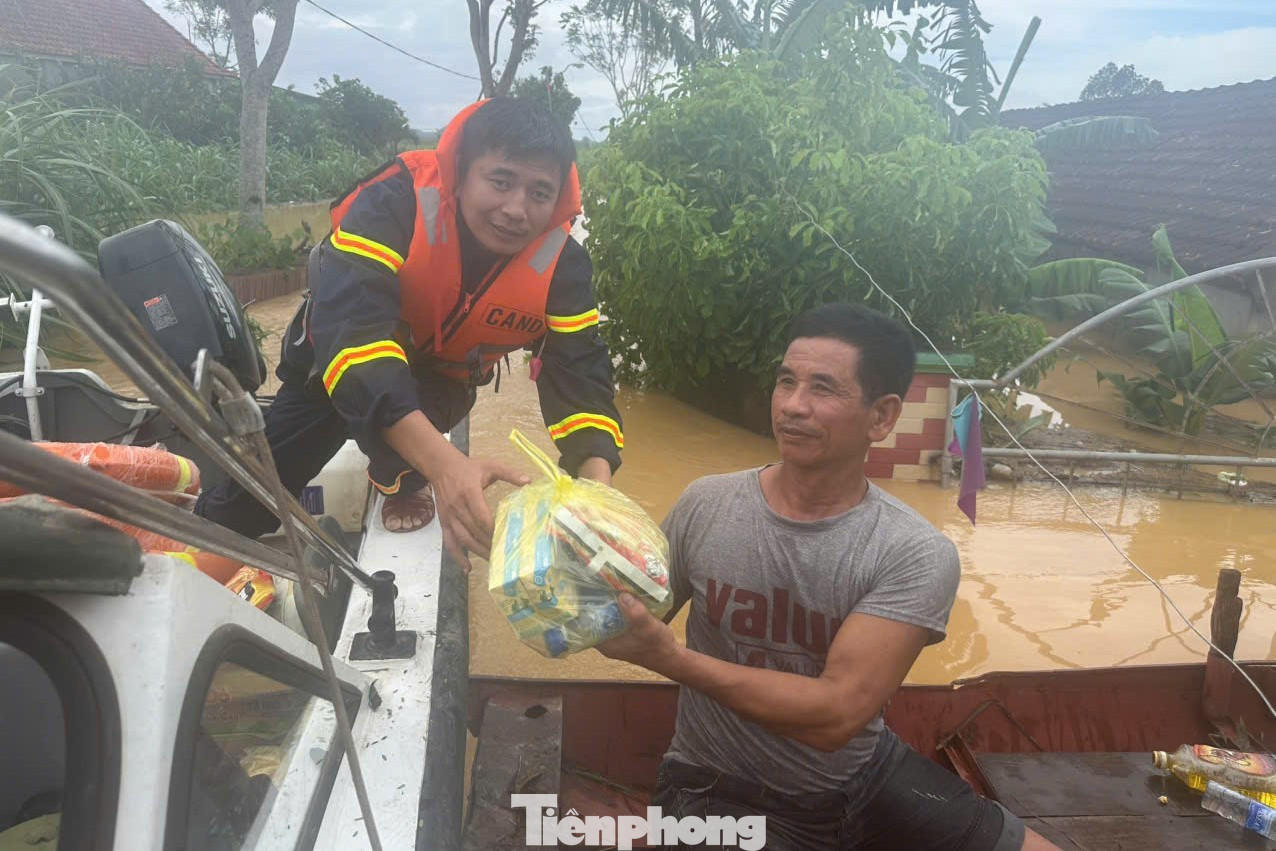 Xúc động hình ảnh lính cứu hỏa chợp mắt sau nhiều giờ dầm mình cứu trợ vùng lũ- Ảnh 7.