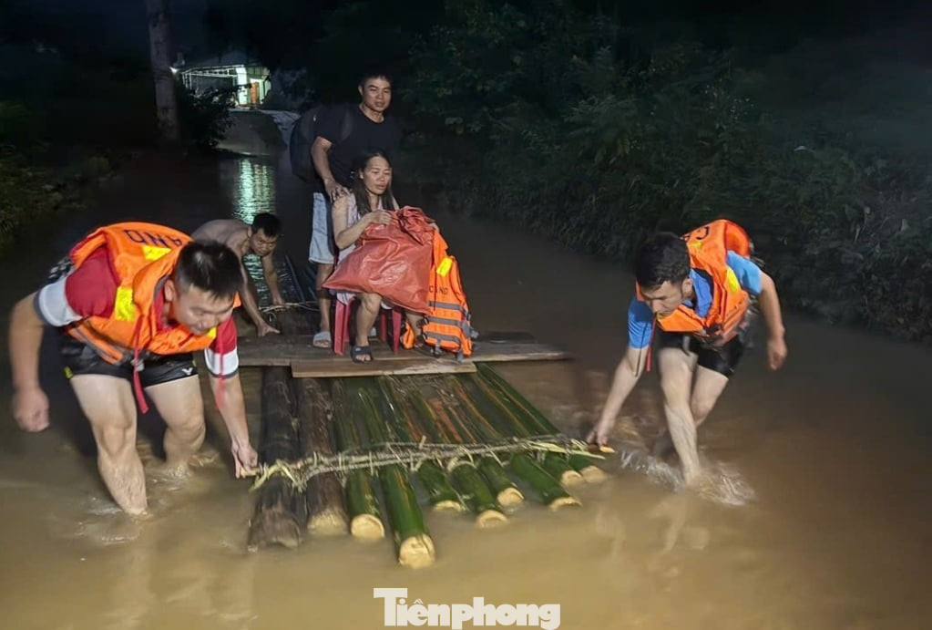 Cao Bằng: Vượt Mưa Lũ, Xuyên Đêm Đưa Sản Phụ Đến Bệnh Viện An Toàn- Ảnh 1. Cao Bằng: Vượt Mưa Lũ, Xuyên Đêm Đưa Sản Phụ Đến Bệnh Viện An Toàn- Ảnh 1.