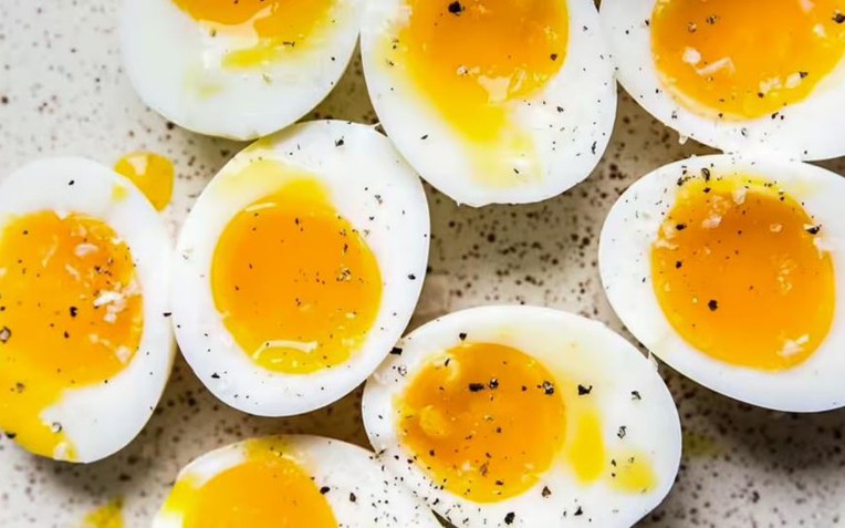 Trứng Luộc Ngon Nhất Khi Lòng Đỏ Đặc Sánh, Lòng Trắng Mềm Mịn - Và Đây Là Cách Làm!- Ảnh 1. Trứng Luộc Ngon Nhất Khi Lòng Đỏ Đặc Sánh, Lòng Trắng Mềm Mịn - Và Đây Là Cách Làm!- Ảnh 1.