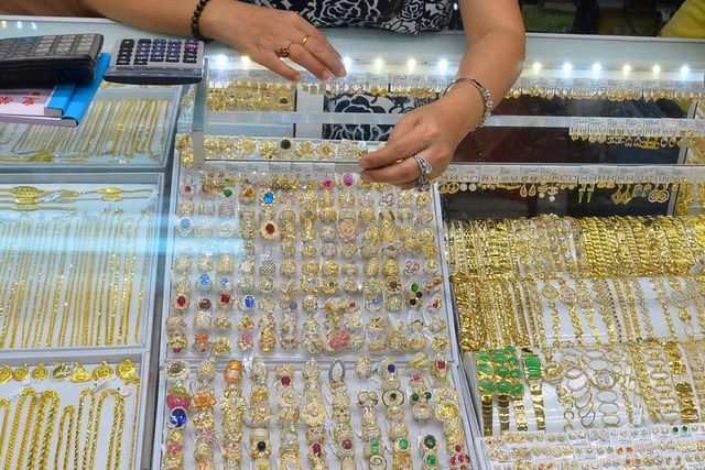 Giá vàng hôm nay, 2-10: Giá vàng thế giới lao lên đỉnh cao mới - Ảnh 1.