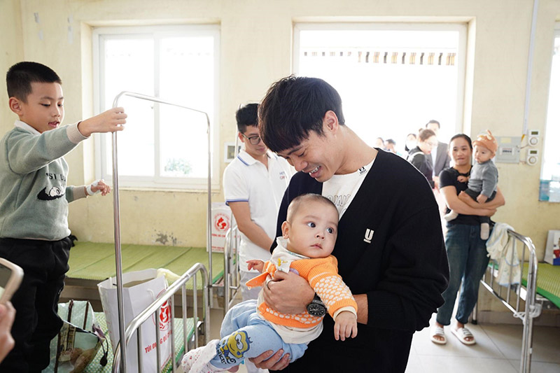 Dàn cầu thủ Việt chăm làm từ thiện nhất: Quang Hải, Tiến Linh, Văn Toàn được gọi tên- Ảnh 7. Dàn cầu thủ Việt chăm làm từ thiện nhất: Quang Hải, Tiến Linh, Văn Toàn được gọi tên- Ảnh 7.