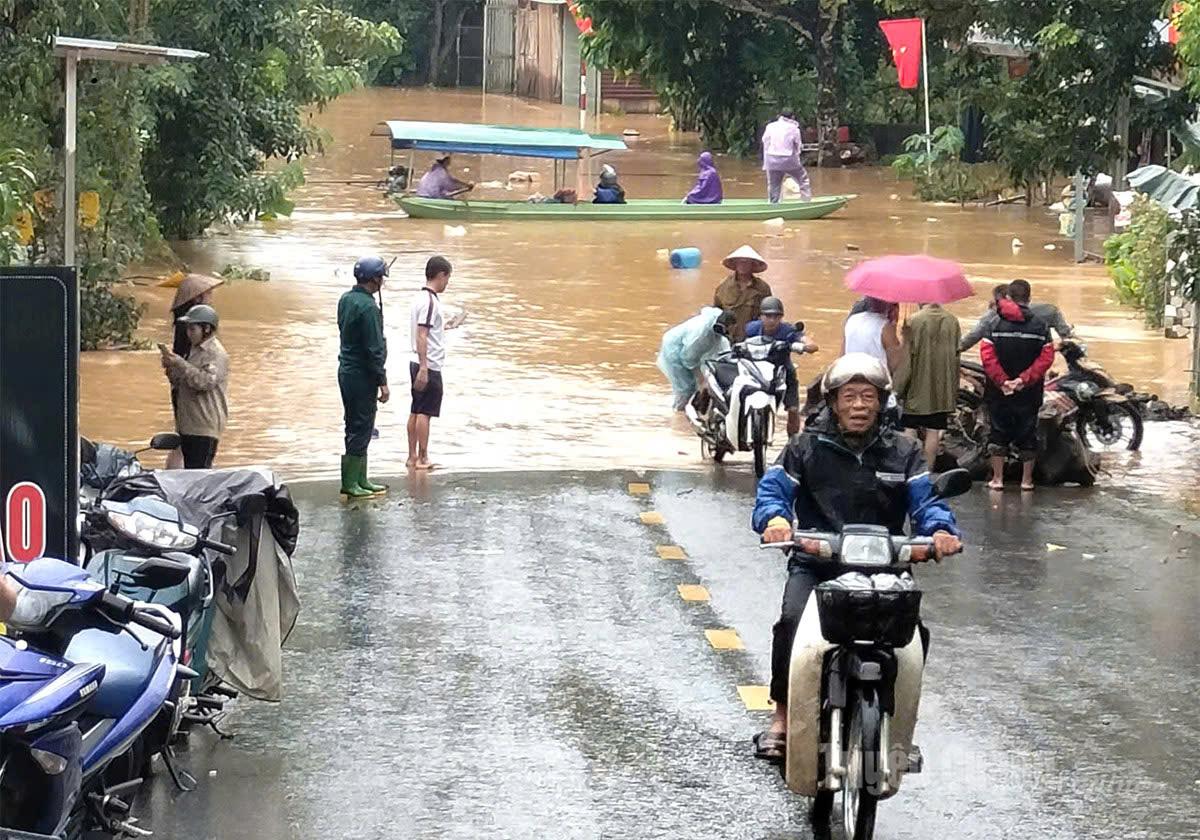 Căn nhà hai tầng đổ sập trong tích tắc vì lũ dữ ở Tuyên Quang: Hoàn cảnh đáng thương của gia đình- Ảnh 2. Căn nhà hai tầng đổ sập trong tích tắc vì lũ dữ ở Tuyên Quang: Hoàn cảnh đáng thương của gia đình- Ảnh 2.