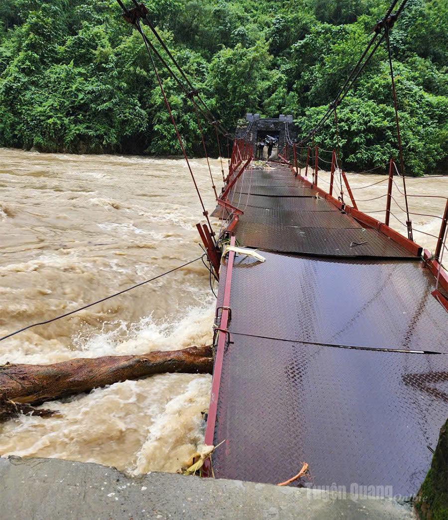 Căn nhà hai tầng đổ sập trong tích tắc vì lũ dữ ở Tuyên Quang: Hoàn cảnh đáng thương của gia đình- Ảnh 1. Căn nhà hai tầng đổ sập trong tích tắc vì lũ dữ ở Tuyên Quang: Hoàn cảnh đáng thương của gia đình- Ảnh 1.