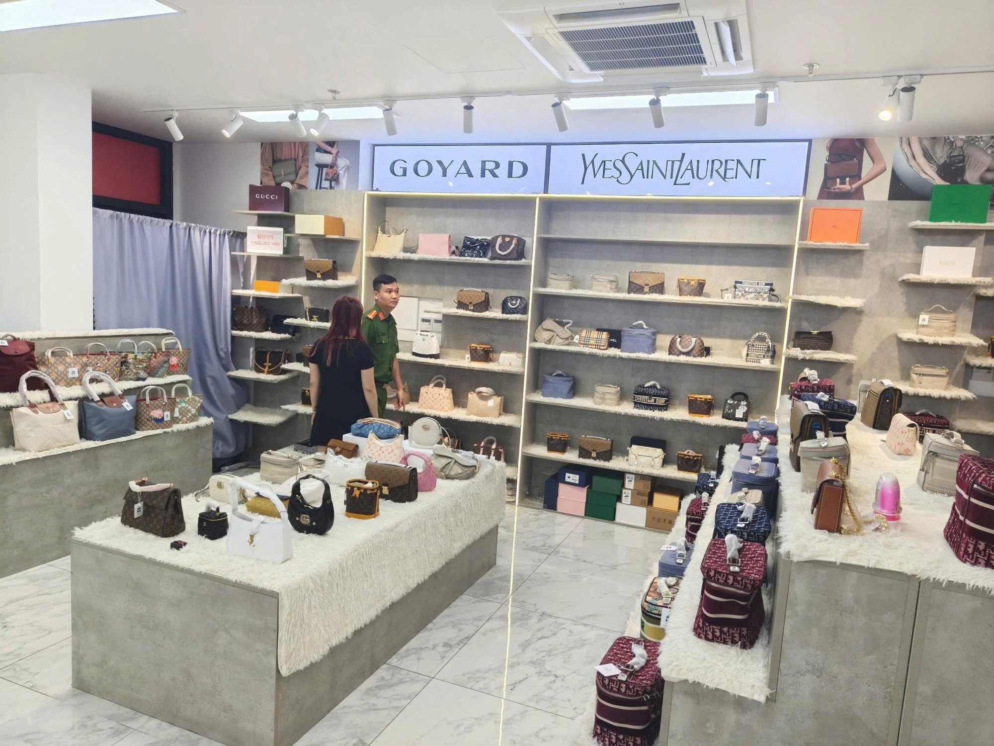 Lật tẩy bí mật sau những cửa hàng thời trang quanh chợ Hàn- Ảnh 1.