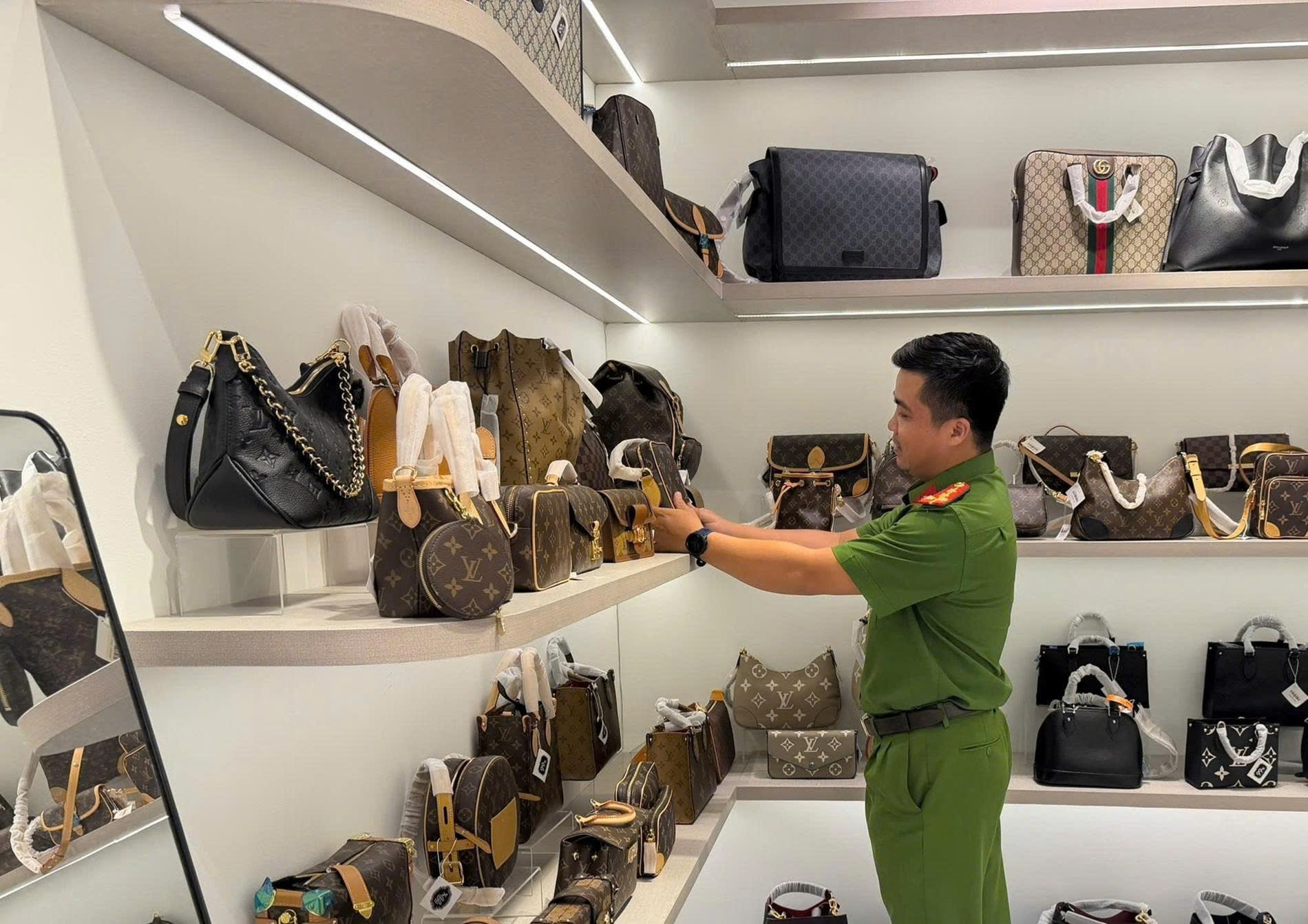 Lật tẩy bí mật sau những cửa hàng thời trang quanh chợ Hàn- Ảnh 2.