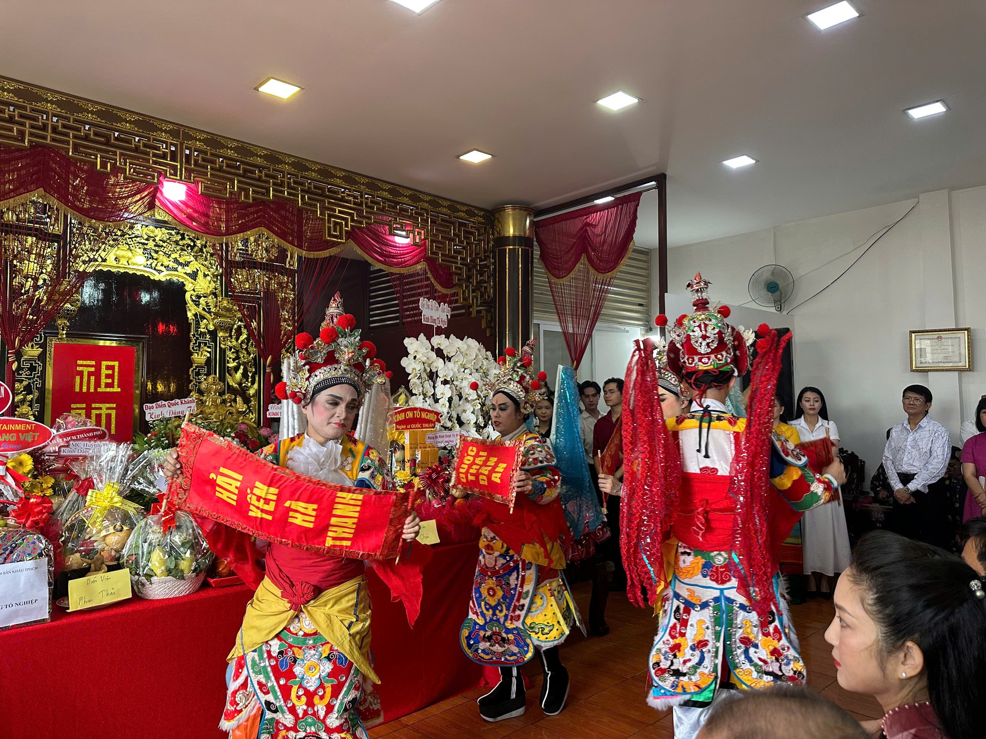 NSND Trịnh Kim Chi: “Dùng toàn bộ tiền cúng Tổ để cứu trợ đồng bào bão lụt miền Bắc, miền Trung”- Ảnh 1.