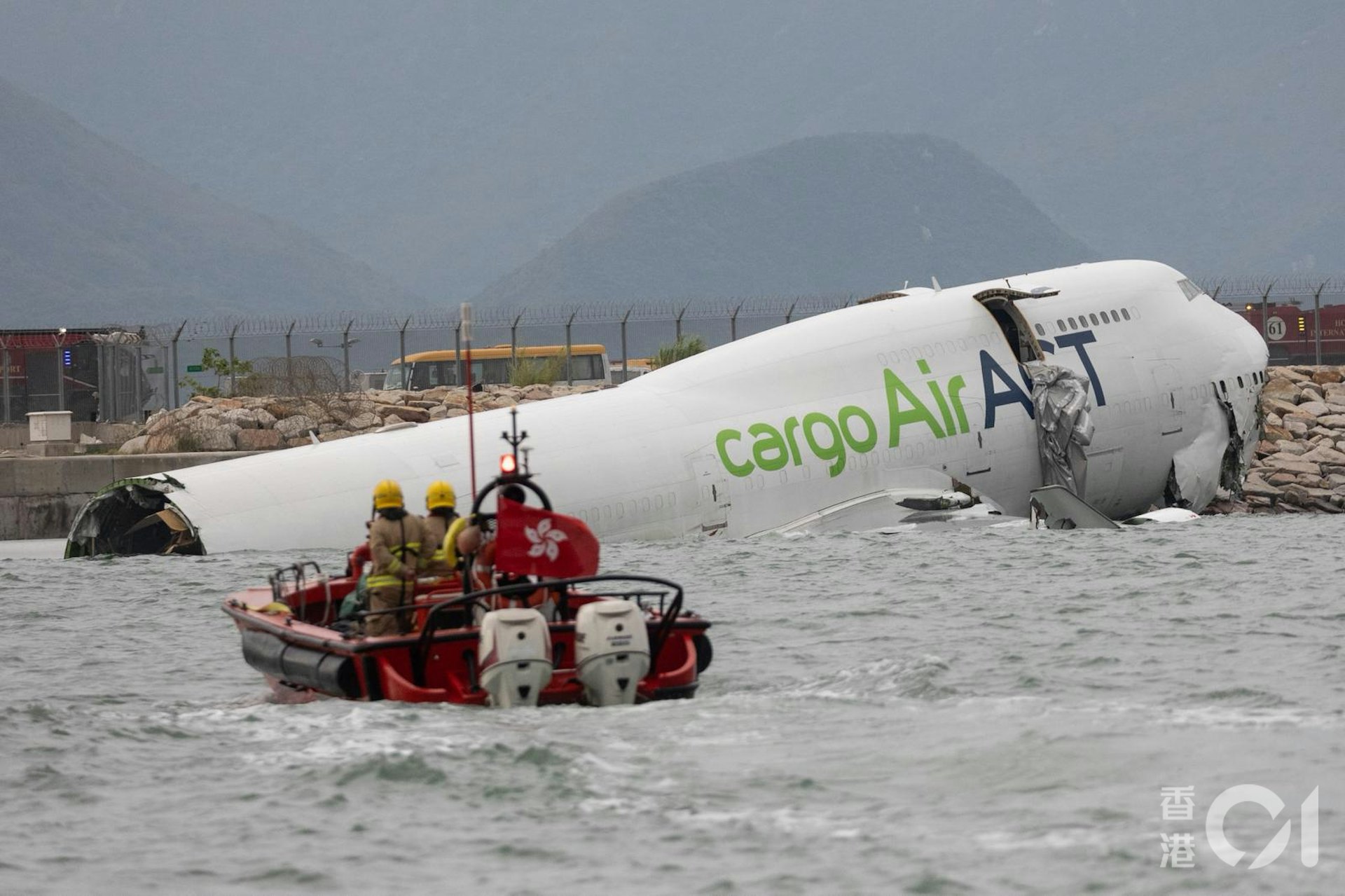Cận cảnh hiện trường máy bay gãy đôi, 2 nhân viên mặt đất tử nạn thảm khốc ở sân bay Hồng Kông (Trung Quốc)- Ảnh 4.