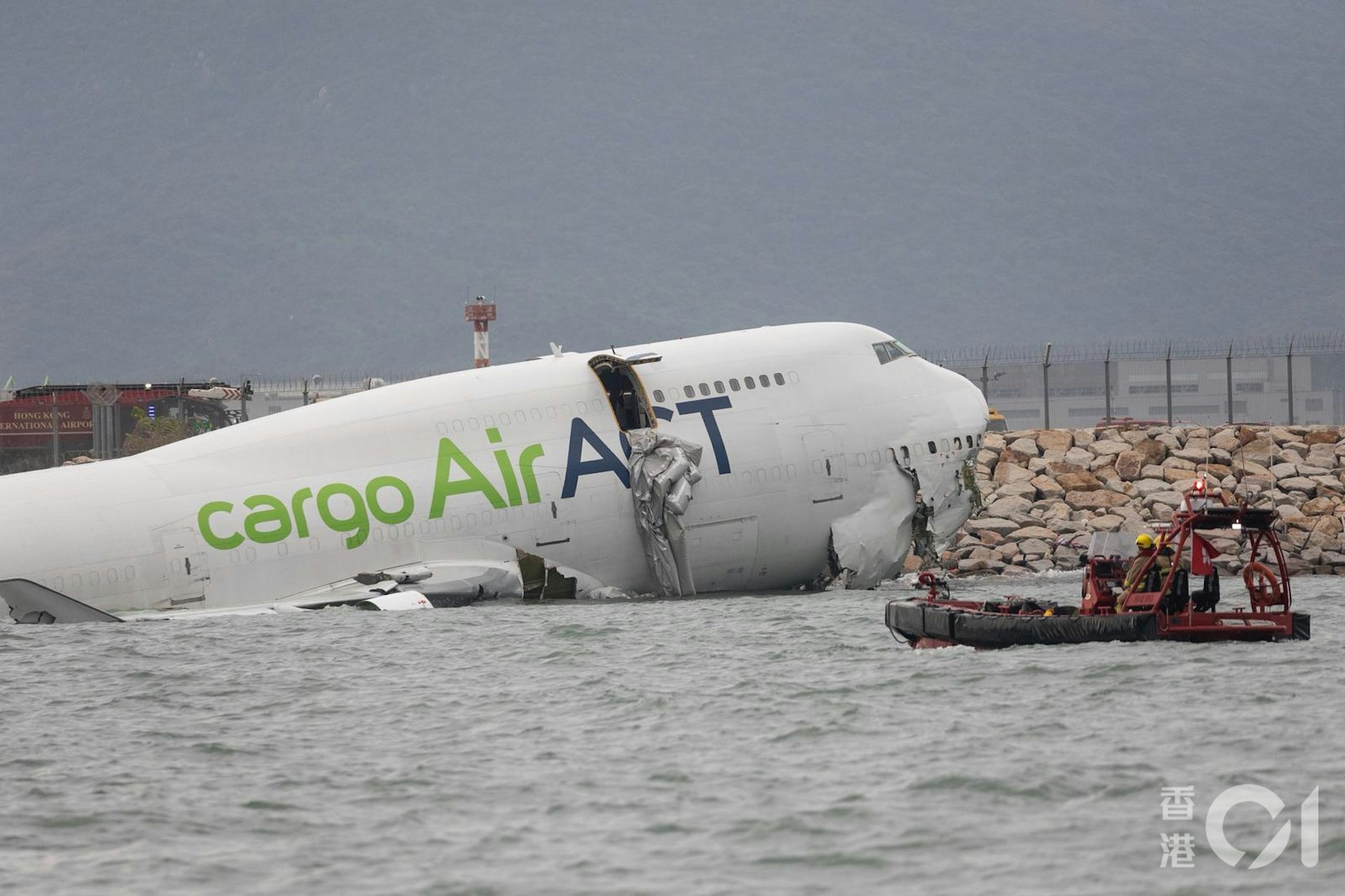 Cận cảnh hiện trường máy bay gãy đôi, 2 nhân viên mặt đất tử nạn thảm khốc ở sân bay Hồng Kông (Trung Quốc)- Ảnh 5.