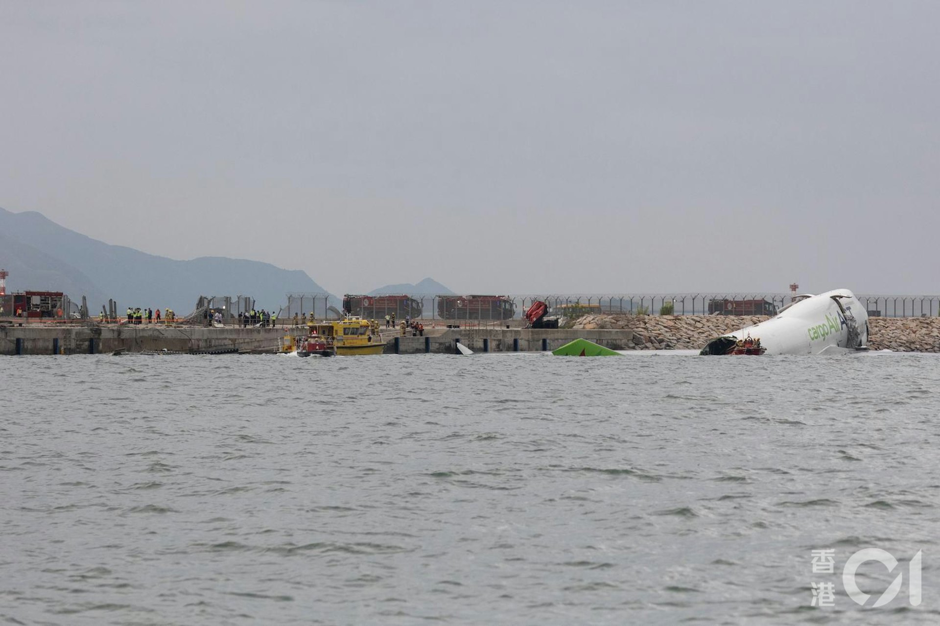 Cận cảnh hiện trường máy bay gãy đôi, 2 nhân viên mặt đất tử nạn thảm khốc ở sân bay Hồng Kông (Trung Quốc)- Ảnh 6.