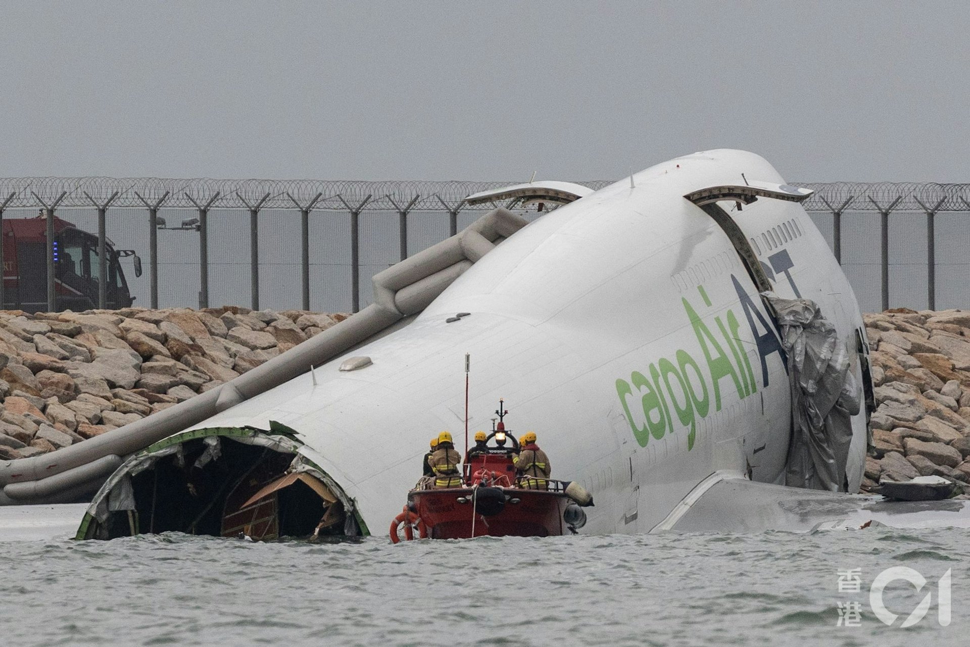 Cận cảnh hiện trường máy bay gãy đôi, 2 nhân viên mặt đất tử nạn thảm khốc ở sân bay Hồng Kông (Trung Quốc)- Ảnh 7.