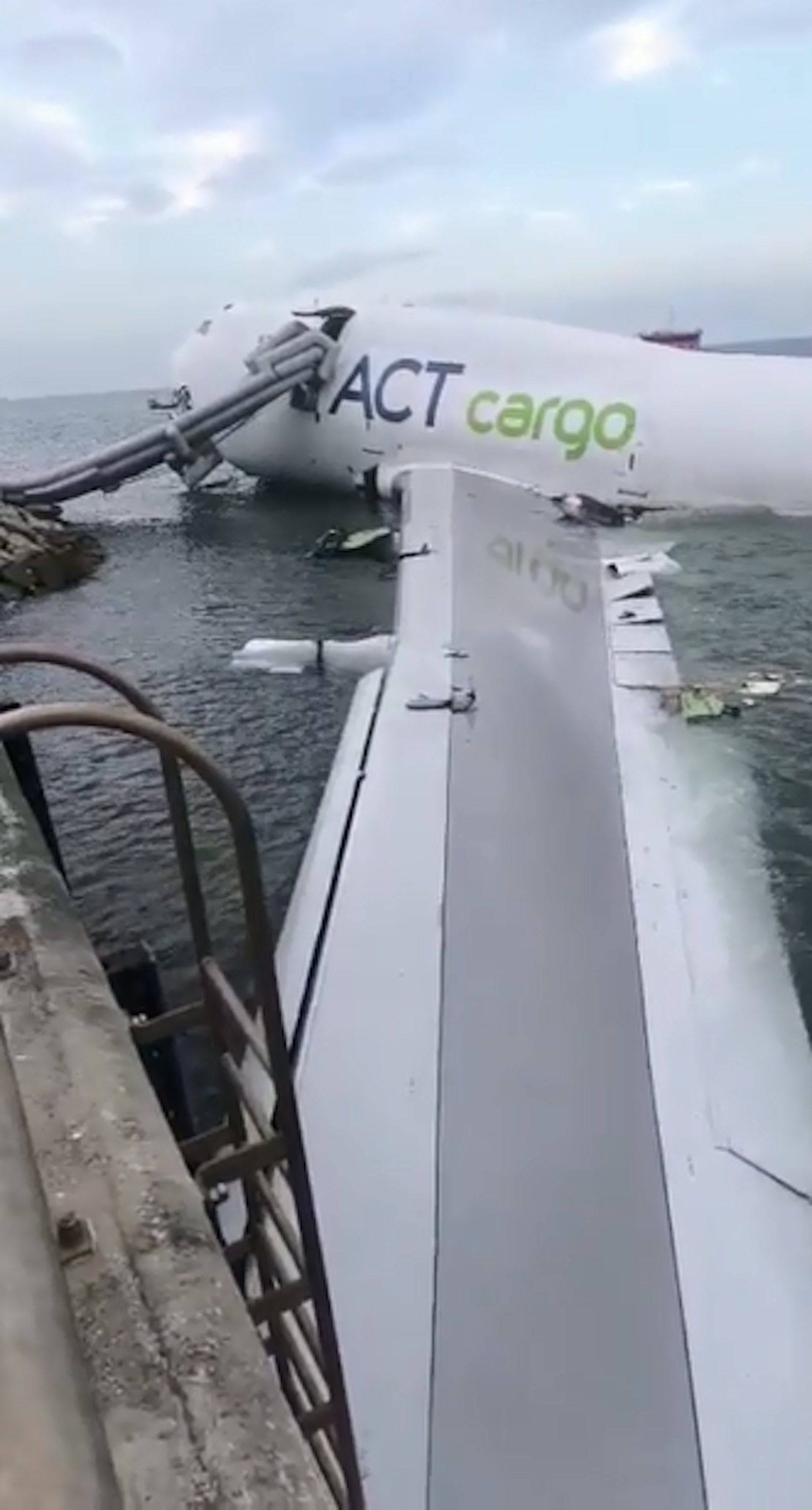 Cận cảnh hiện trường máy bay gãy đôi, 2 nhân viên mặt đất tử nạn thảm khốc ở sân bay Hồng Kông (Trung Quốc)- Ảnh 8.