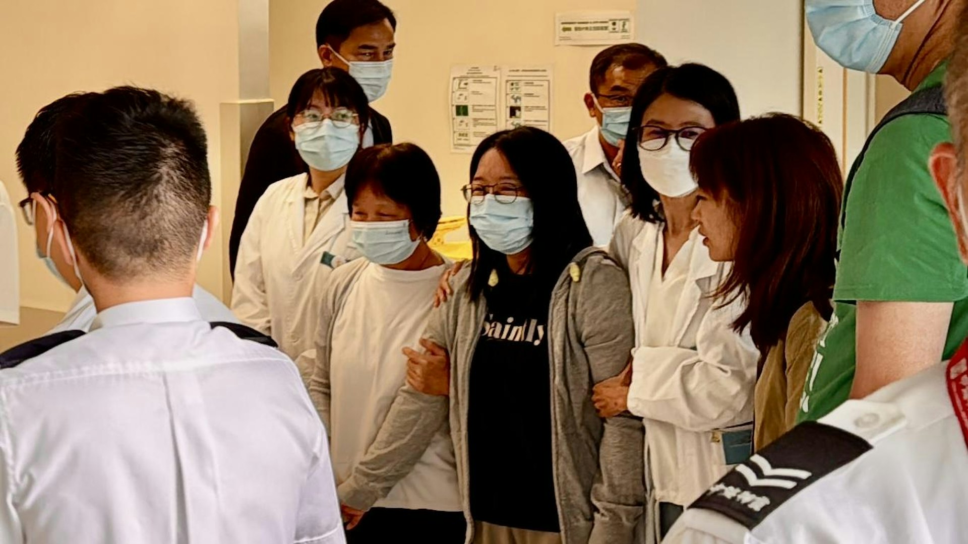 Cận cảnh hiện trường máy bay gãy đôi, 2 nhân viên mặt đất tử nạn thảm khốc ở sân bay Hồng Kông (Trung Quốc)- Ảnh 10.