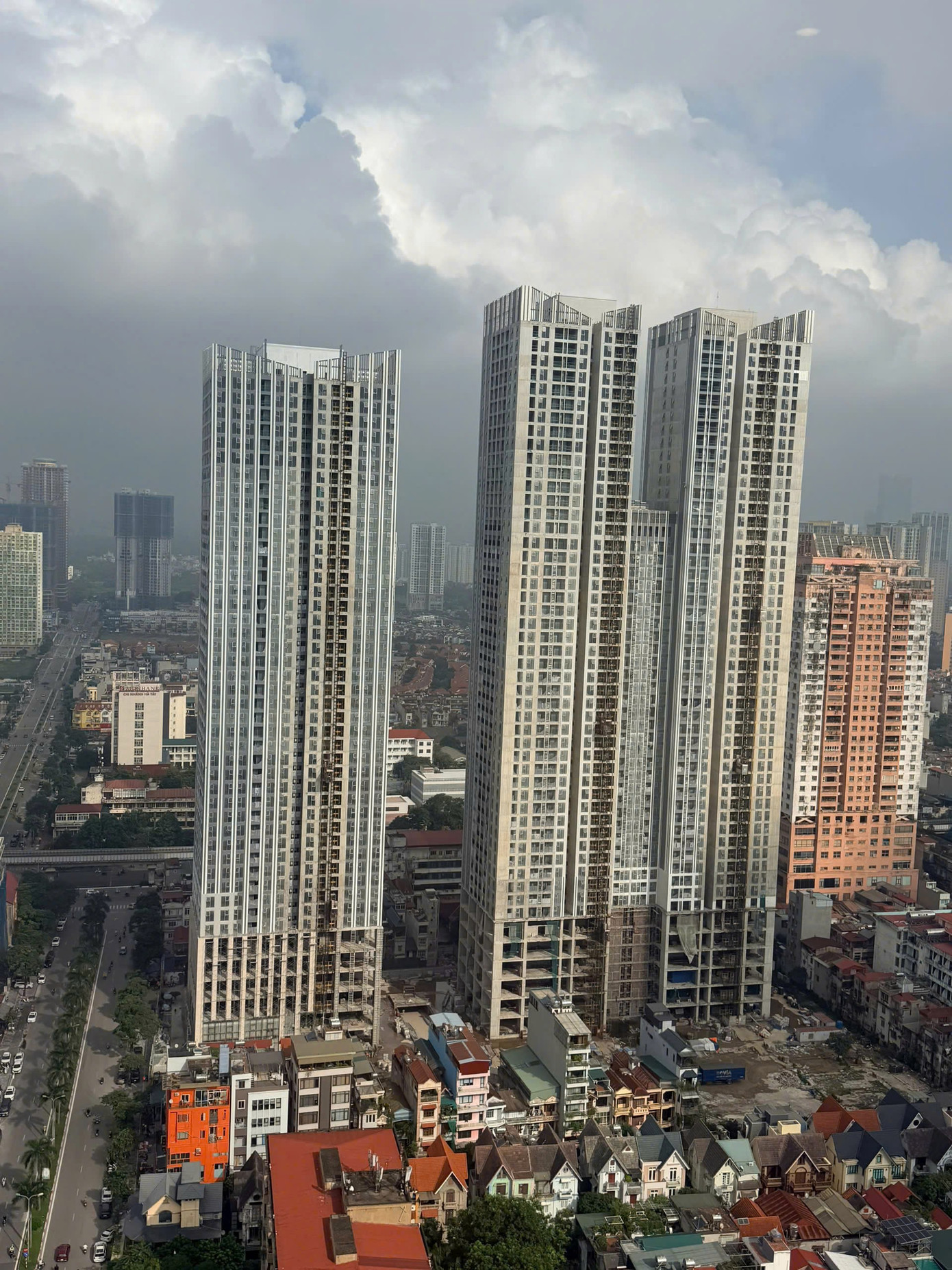 Hàng trăm khách hàng 'sốc' khi nhận thông báo thu hồi căn hộ từ chủ đầu tư Grand Sunlake- Ảnh 3. Hàng trăm khách hàng 'sốc' khi nhận thông báo thu hồi căn hộ từ chủ đầu tư Grand Sunlake- Ảnh 3.