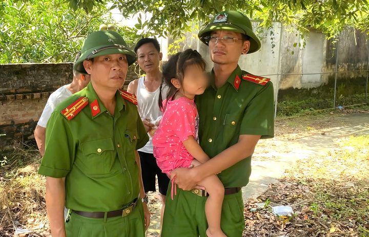 Giải cứu an to&agrave;n b&eacute; g&aacute;i 4 tuổi bị bố đẻ treo l&ecirc;n trần nh&agrave; ở Bắc Ninh- Ảnh 1.