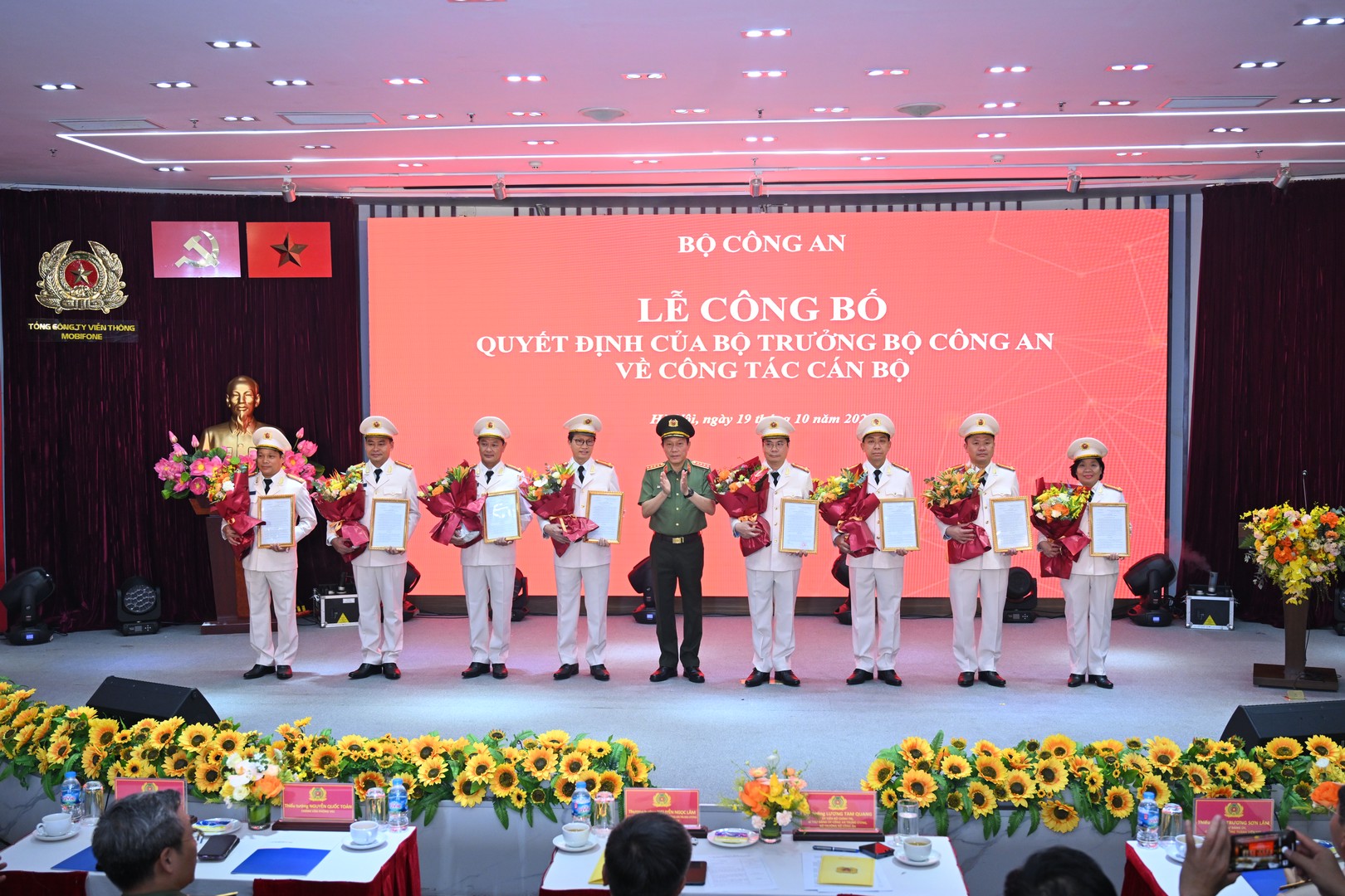 Nhiều lãnh đạo MobiFone vào biên chế lực lượng Công an nhân dân- Ảnh 1.