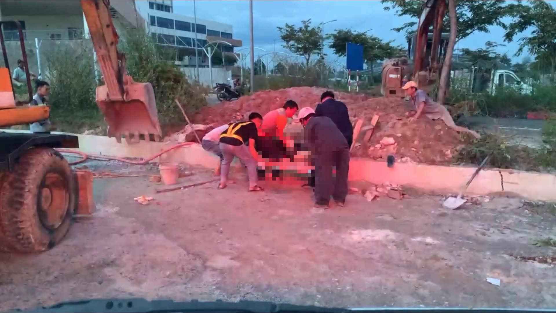 TP HCM: Một công nhân bị đất vùi lấp tử vong ngay tại công trình- Ảnh 1. TP HCM: Một công nhân bị đất vùi lấp tử vong ngay tại công trình- Ảnh 1.