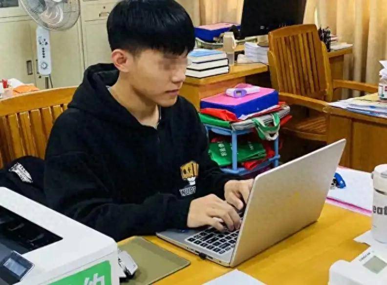 Nam sinh thi đỗ đại học danh giá top 1 cả nước, 4 năm sau trường bất ngờ tuyên bố: 