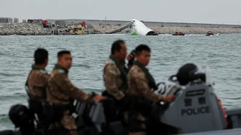 Cận cảnh hiện trường máy bay gãy đôi, 2 nhân viên mặt đất tử nạn thảm khốc ở sân bay Hồng Kông (Trung Quốc)- Ảnh 3.