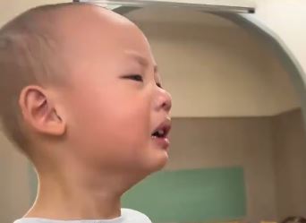 Phát hiện túi quần học sinh có vết dầu kỳ lạ, cô giáo mầm non lại xem rồi xúc động: Em là đứa bé hiếu thảo!- Ảnh 2. Phát hiện túi quần học sinh có vết dầu kỳ lạ, cô giáo mầm non lại xem rồi xúc động: Em là đứa bé hiếu thảo!- Ảnh 2.