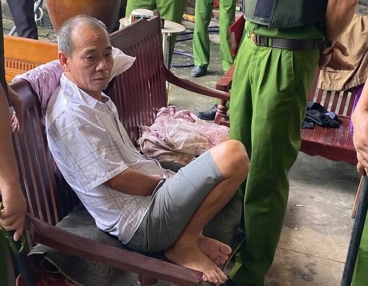 Giải cứu an to&agrave;n b&eacute; g&aacute;i 4 tuổi bị bố đẻ treo l&ecirc;n trần nh&agrave; ở Bắc Ninh- Ảnh 2.