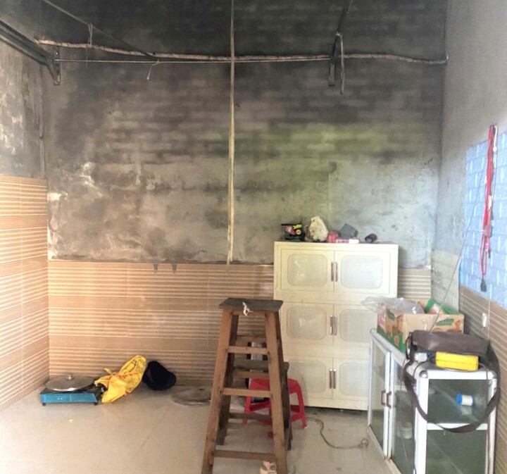 Giải cứu an to&agrave;n b&eacute; g&aacute;i 4 tuổi bị bố đẻ treo l&ecirc;n trần nh&agrave; ở Bắc Ninh- Ảnh 3.