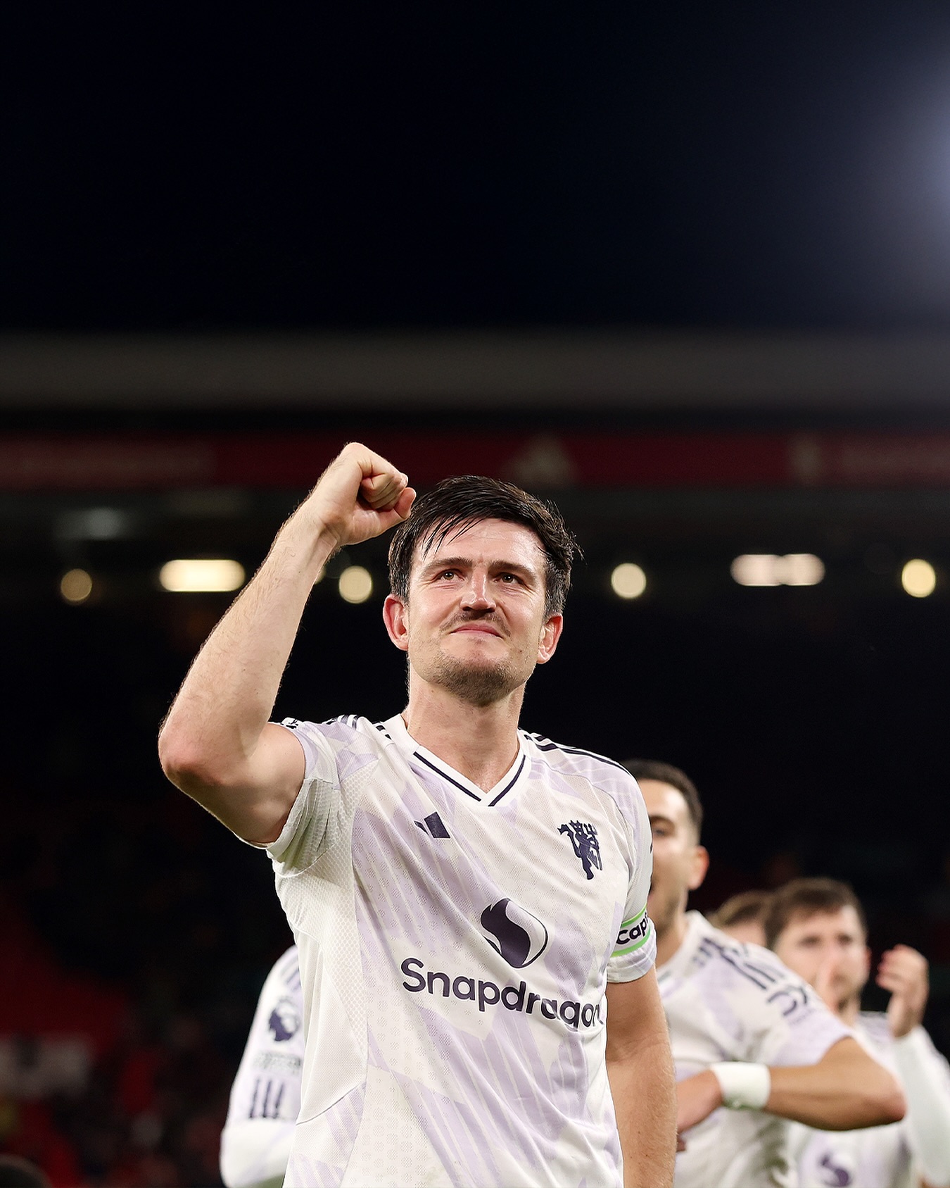 Cảnh tượng khó quên trong phòng thay đồ của MU, Harry Maguire được chào đón như người hùng- Ảnh 3. Cảnh tượng khó quên trong phòng thay đồ của MU, Harry Maguire được chào đón như người hùng- Ảnh 3.