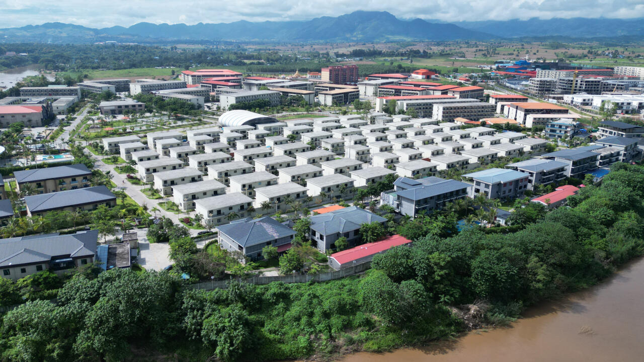 Vạch trần “thành phố lừa đảo” ở Myanmar: Starlink phủ kín mái nhà, 100.000 người làm việc như nô lệ vẫn bị giam giữ- Ảnh 2. Vạch trần “thành phố lừa đảo” ở Myanmar: Starlink phủ kín mái nhà, 100.000 người làm việc như nô lệ vẫn bị giam giữ- Ảnh 2.