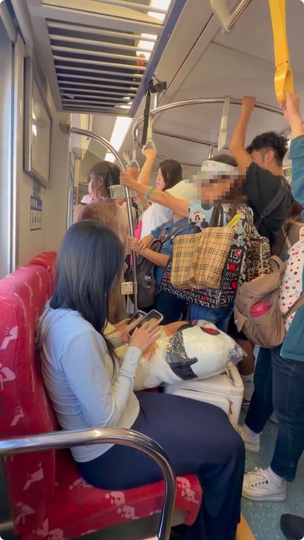 Yêu cầu bà bầu nhường ghế nhưng không được, người phụ nữ lớn tuổi nói 1 câu khiến cõi mạng 'dậy sóng'- Ảnh 2.