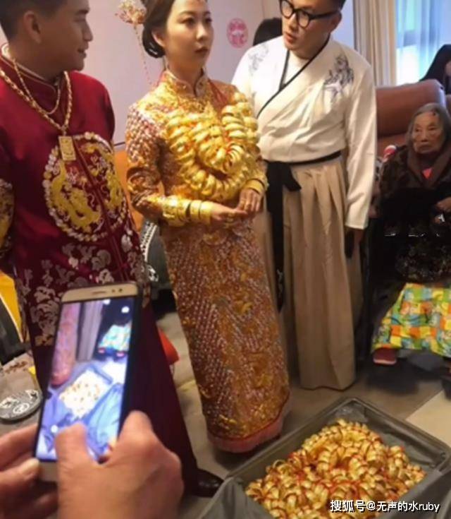 Đeo cả trăm cây vàng trên người, vali của hồi môn cũng đựng kín, cô dâu mệt mỏi cho biết: “Đeo nhiều cũng nặng thật!”- Ảnh 2. Đeo cả trăm cây vàng trên người, vali của hồi môn cũng đựng kín, cô dâu mệt mỏi cho biết: “Đeo nhiều cũng nặng thật!”- Ảnh 2.