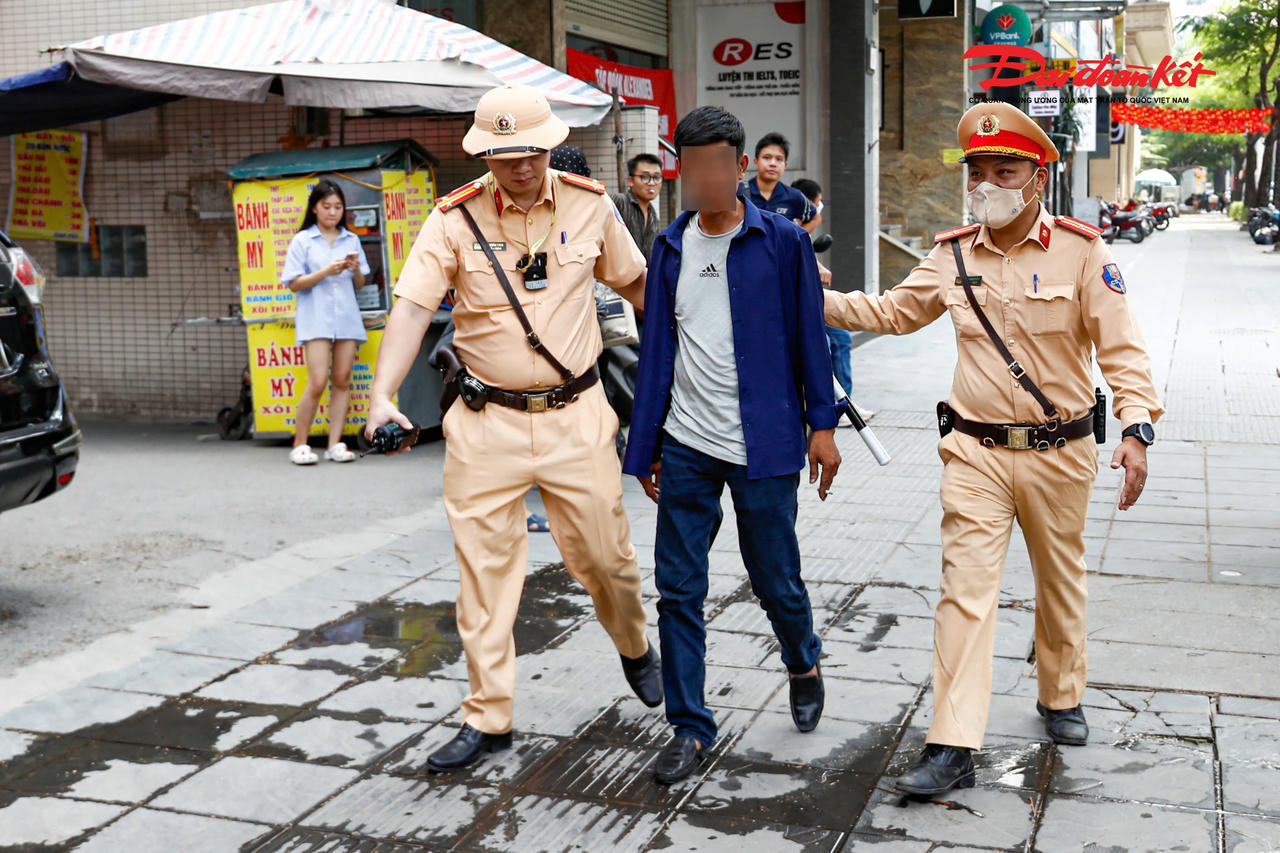 Tài xế vừa đi tù hơn 10 năm vi phạm nồng độ: Phân trần không biết luật rồi bỏ xe đi về- Ảnh 3. Tài xế vừa đi tù hơn 10 năm vi phạm nồng độ: Phân trần không biết luật rồi bỏ xe đi về- Ảnh 3.