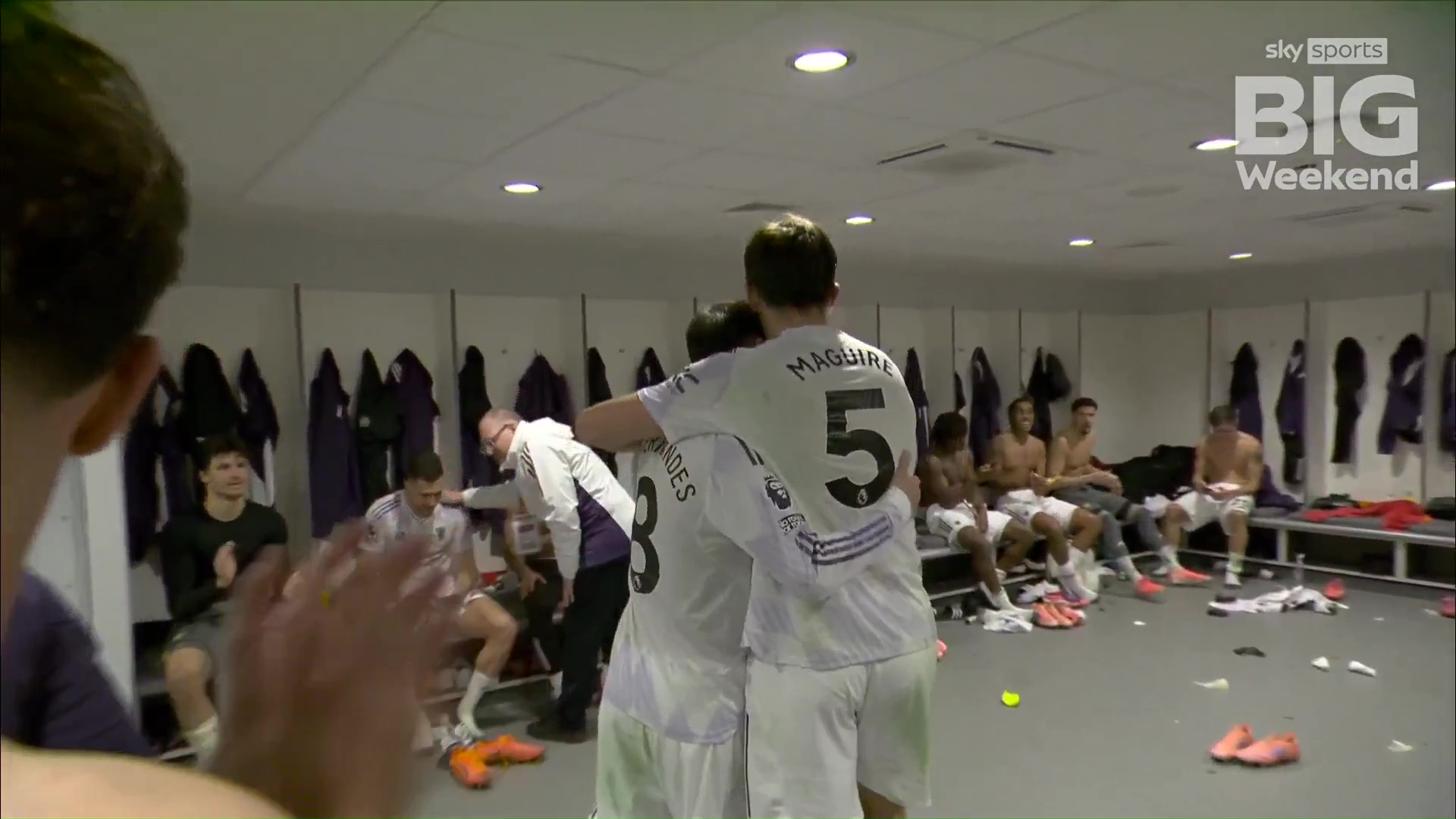 Cảnh tượng khó quên trong phòng thay đồ của MU, Harry Maguire được chào đón như người hùng- Ảnh 2. Cảnh tượng khó quên trong phòng thay đồ của MU, Harry Maguire được chào đón như người hùng- Ảnh 2.