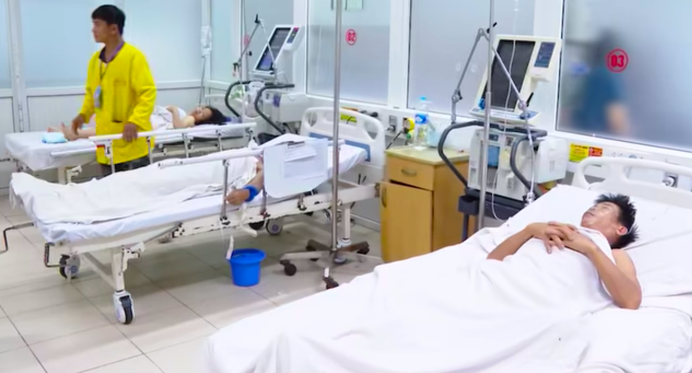 Tình trạng sức khỏe 6 nạn nhân vụ nghi ngộ độc rượu ngâm ở Nghệ An- Ảnh 2. Tình trạng sức khỏe 6 nạn nhân vụ nghi ngộ độc rượu ngâm ở Nghệ An- Ảnh 2.