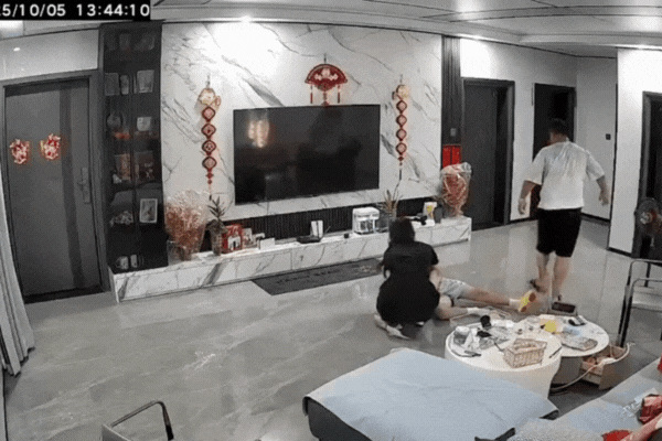 Làm rõ tình trạng sức khoẻ hiện tại của bé gái bị cha dượng bạo hành- Ảnh 2.