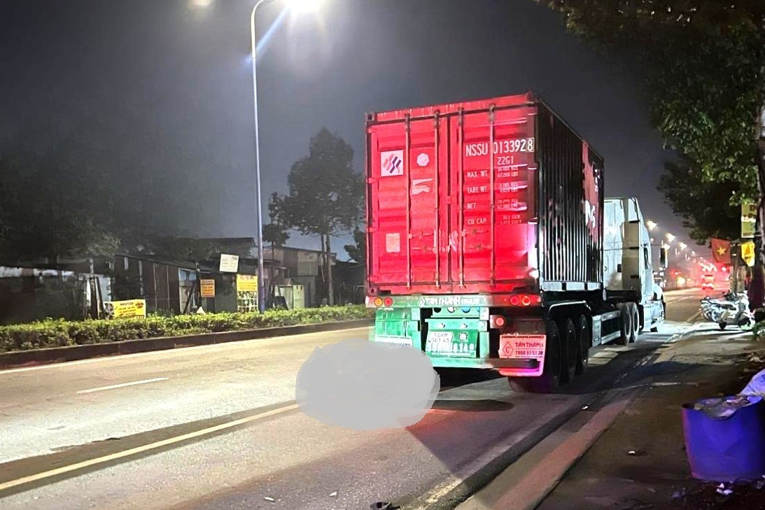 Vừa dừng lề đường mua cà phê, tài xế tá hỏa phát hiện người chết sau đuôi xe- Ảnh 1. Vừa dừng lề đường mua cà phê, tài xế tá hỏa phát hiện người chết sau đuôi xe- Ảnh 1.