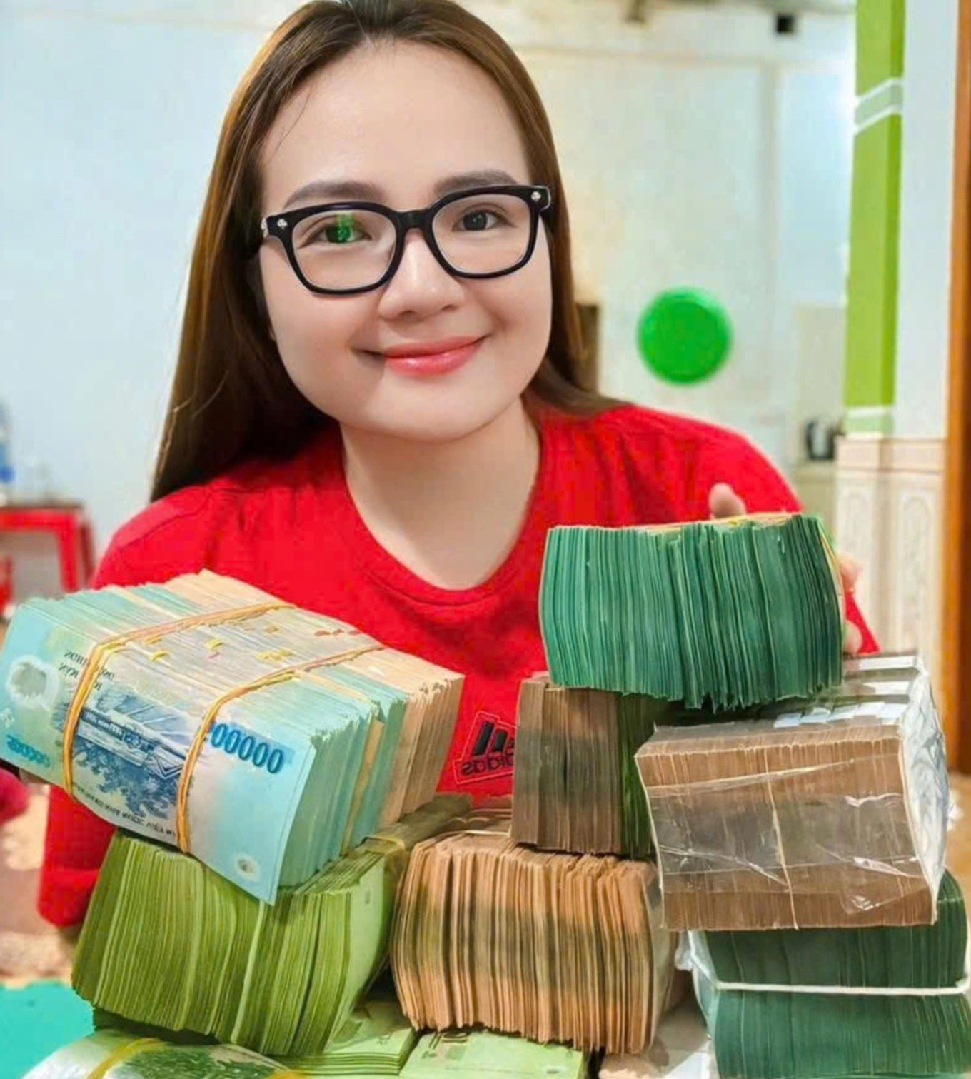 Cái bẫy phía sau lối sống phô trương tiền bạc nhìn từ Hoàng Hường, Ngân 98- Ảnh 1. Cái bẫy phía sau lối sống phô trương tiền bạc nhìn từ Hoàng Hường, Ngân 98- Ảnh 1.