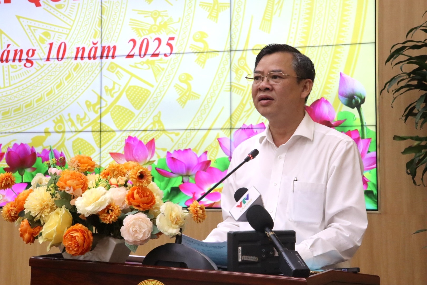 Chủ tịch Cần Thơ chỉ đạo xử l&yacute; nghi&ecirc;m nữ c&aacute;n bộ l&ecirc;n mạng hỏi: &ldquo;Ai cung cấp th&ocirc;ng tin cho b&aacute;o viết"- Ảnh 4.