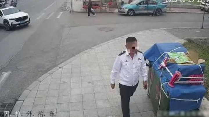 Cảnh sát ‘dỏm’ xông vào đồn, quát tháo, ra lệnh cho cảnh sát thật- Ảnh 1. Cảnh sát ‘dỏm’ xông vào đồn, quát tháo, ra lệnh cho cảnh sát thật- Ảnh 1.