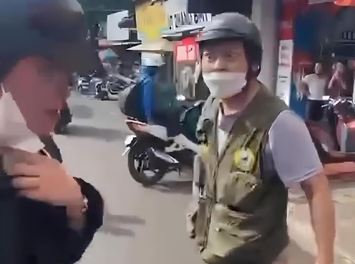 Người đàn ông bị đánh tới tấp và đe doạ: 'Mày biết tao là ai không?'- Ảnh 1.