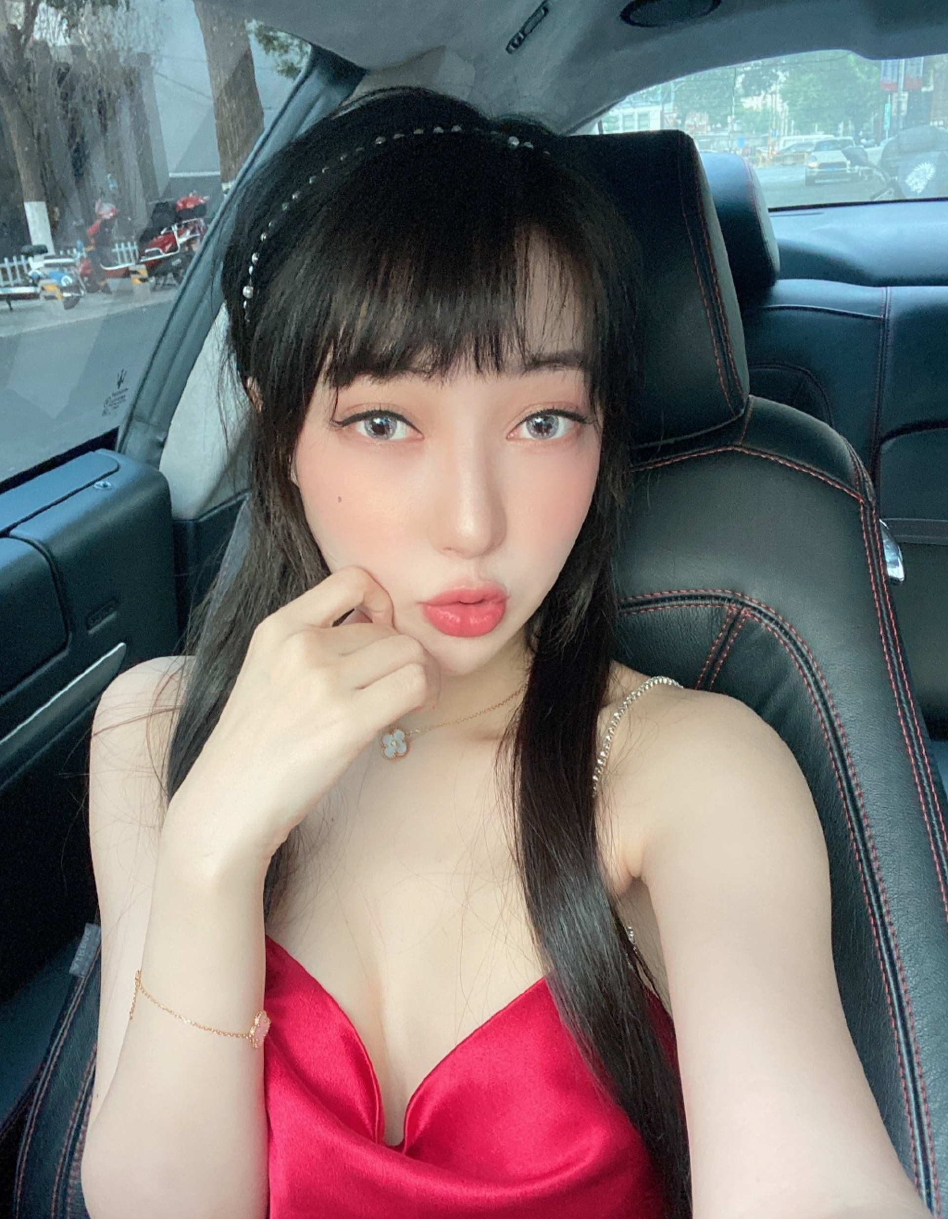 Sao nữ 9X bị bắt vì bán thuốc giảm cân chứa chất cấm: Sao nữ 9X bị bắt vì bán thuốc giảm cân chứa chất cấm: