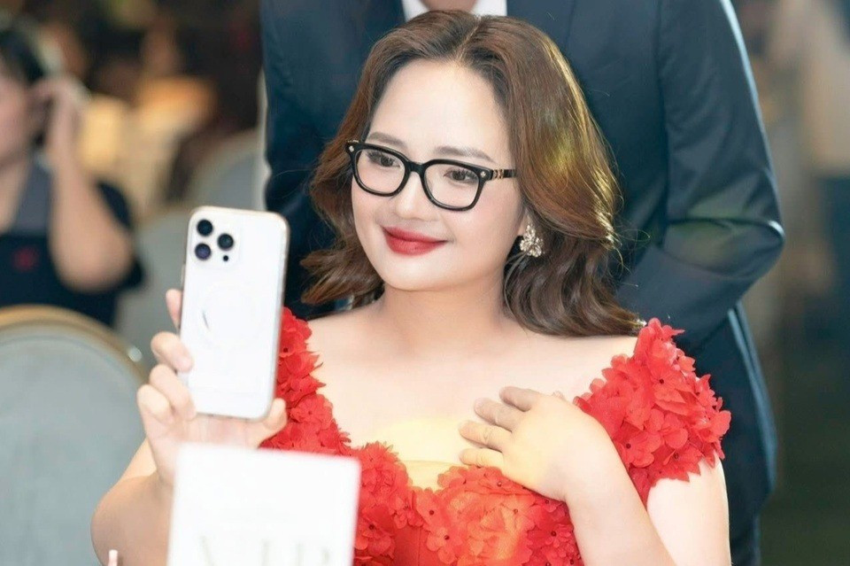 Cái bẫy phía sau lối sống phô trương tiền bạc nhìn từ Hoàng Hường, Ngân 98- Ảnh 2. Cái bẫy phía sau lối sống phô trương tiền bạc nhìn từ Hoàng Hường, Ngân 98- Ảnh 2.