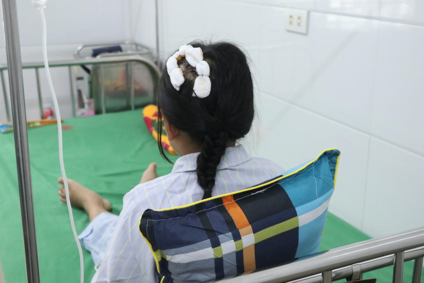 Tình trạng sức khỏe bé gái 9 tuổi bị cha dượng dùng búa đinh đánh vào đầu- Ảnh 2. Tình trạng sức khỏe bé gái 9 tuổi bị cha dượng dùng búa đinh đánh vào đầu- Ảnh 2.