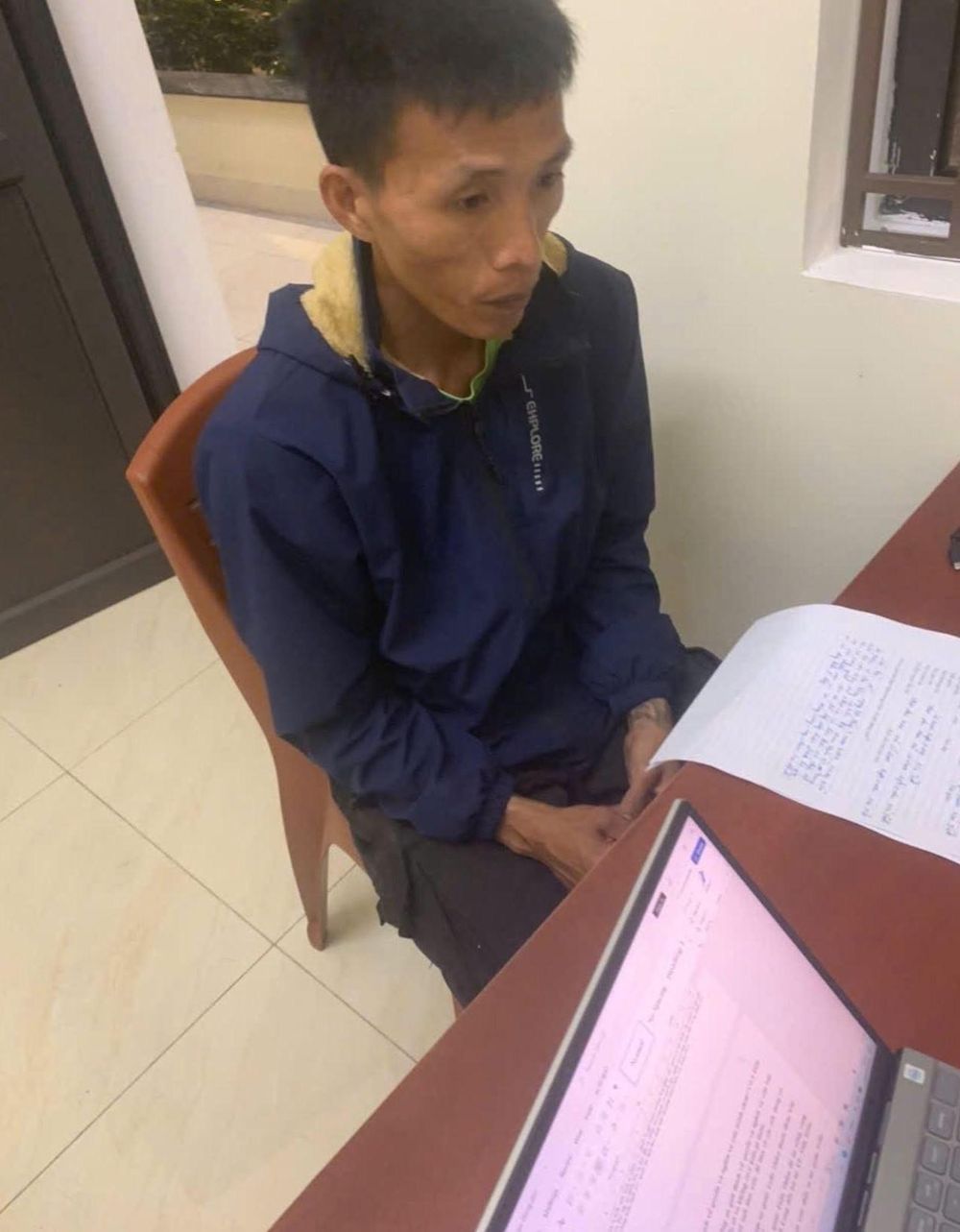 Vụ bé gái lớp 5 ở Hà Tĩnh bị bạo hành: Công an làm việc với người cha dượng- Ảnh 2.