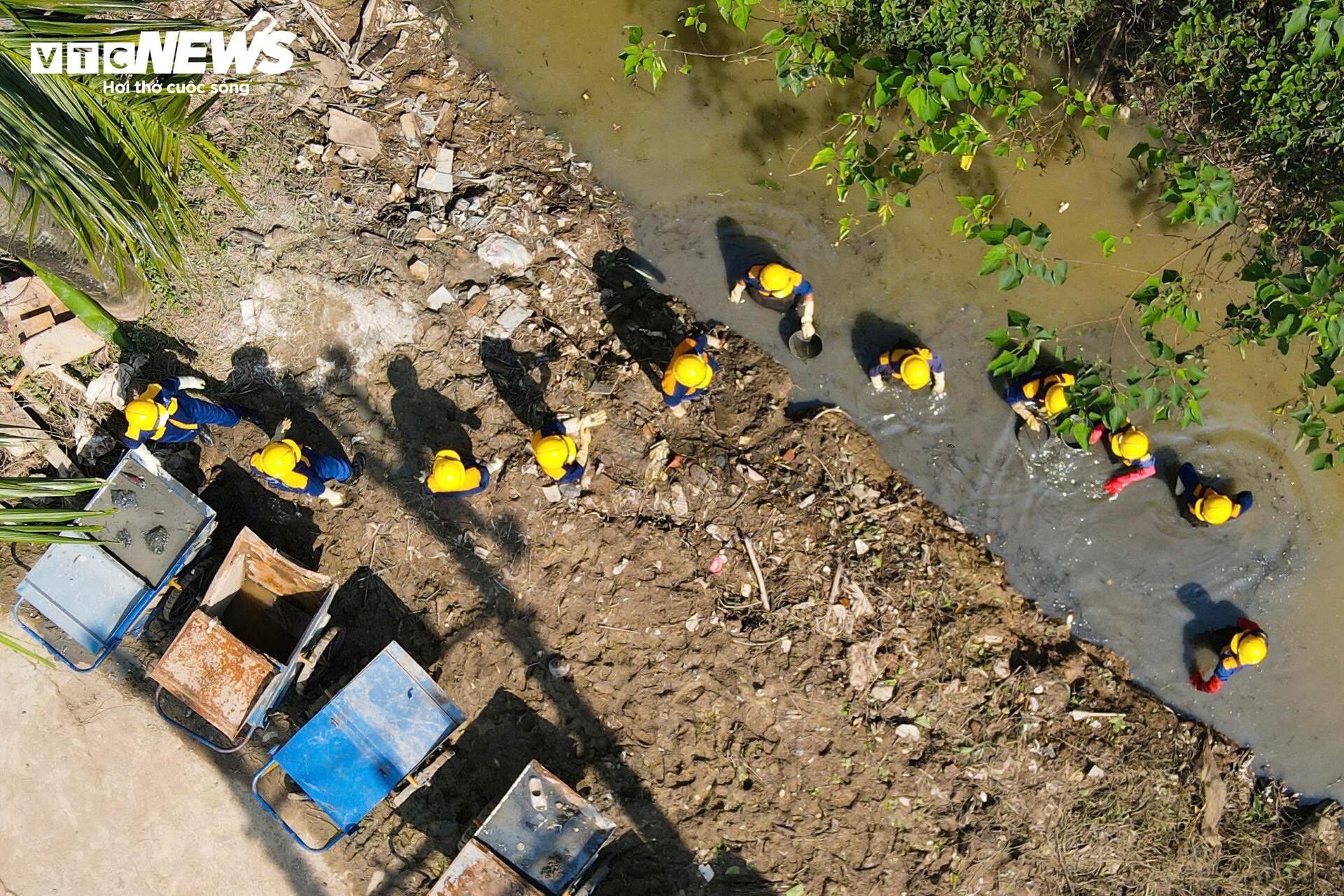 Những người ngâm mình dưới nước đen, khơi dòng chảy ‘cứu lụt’ cho Hà Nội- Ảnh 1.