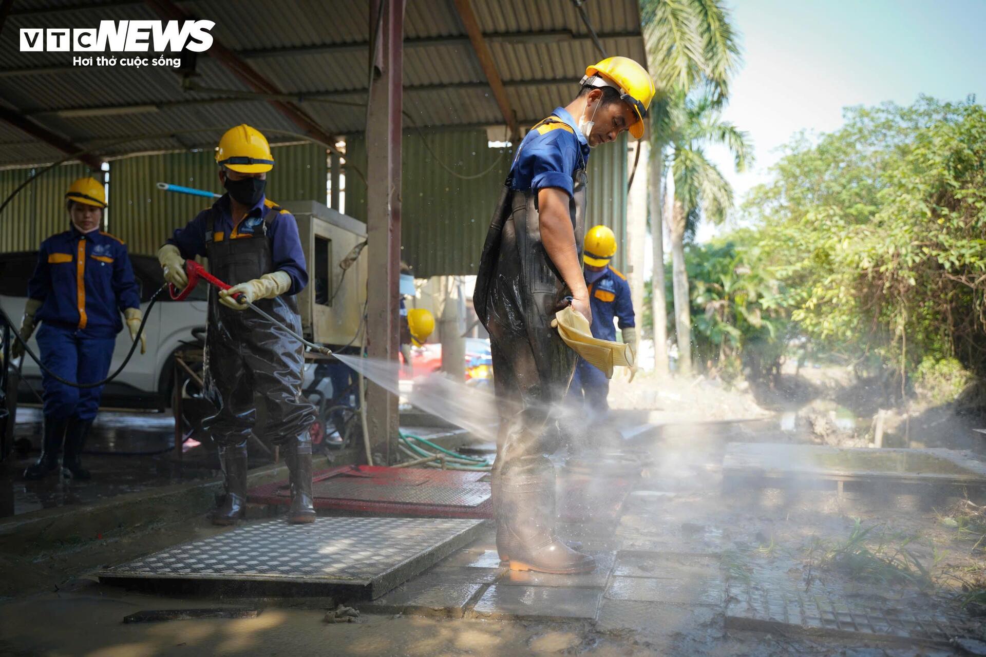 Những người ngâm mình dưới nước đen, khơi dòng chảy ‘cứu lụt’ cho Hà Nội- Ảnh 14.